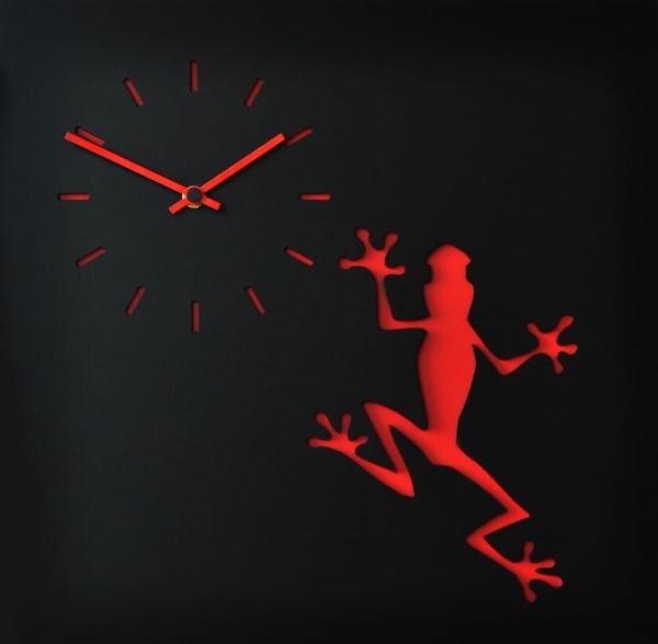 Ila clock in black with a red frog and clock